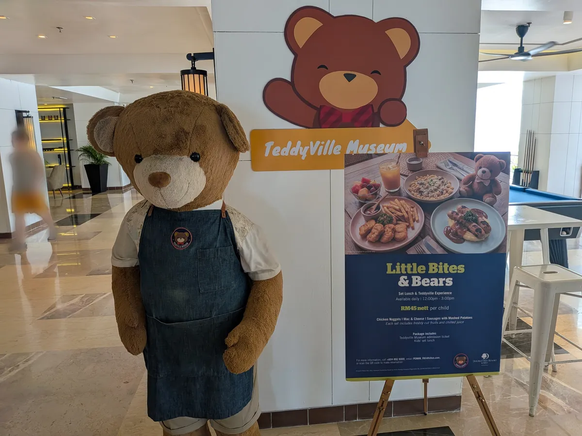 ロビーに立つテディベアの像とTeddyVille Museumの案内看板