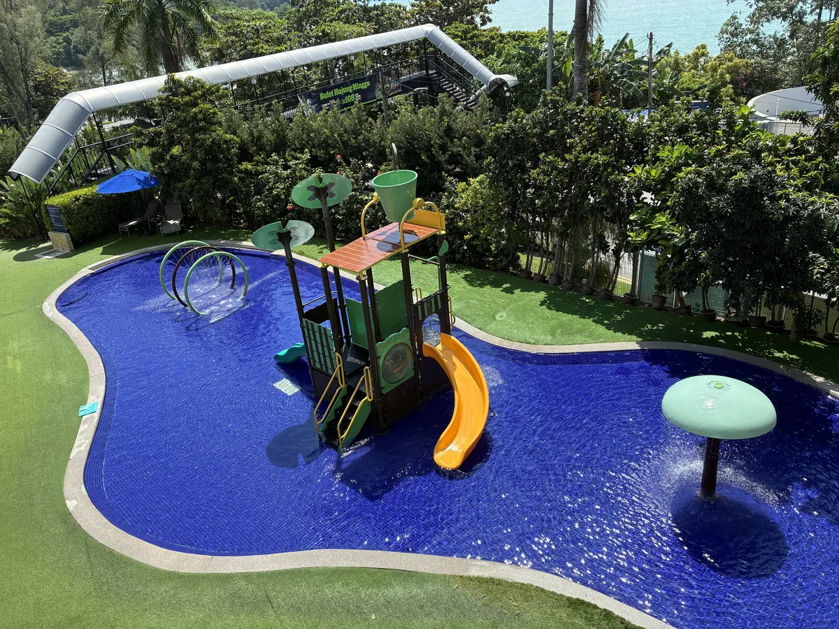 滑り台と水遊具のあるキッズプール