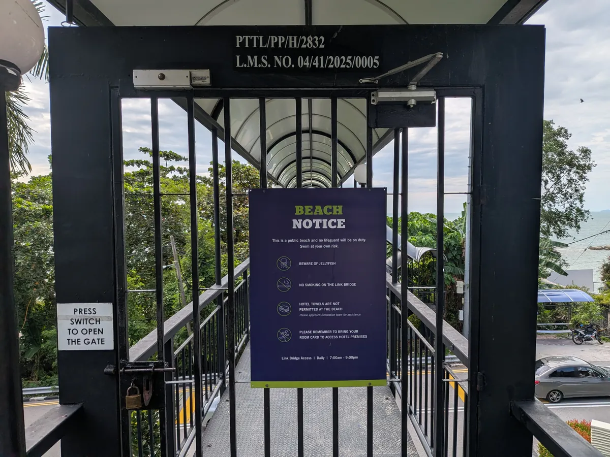 ビーチ側のゲートとBEACH NOTICEの掲示