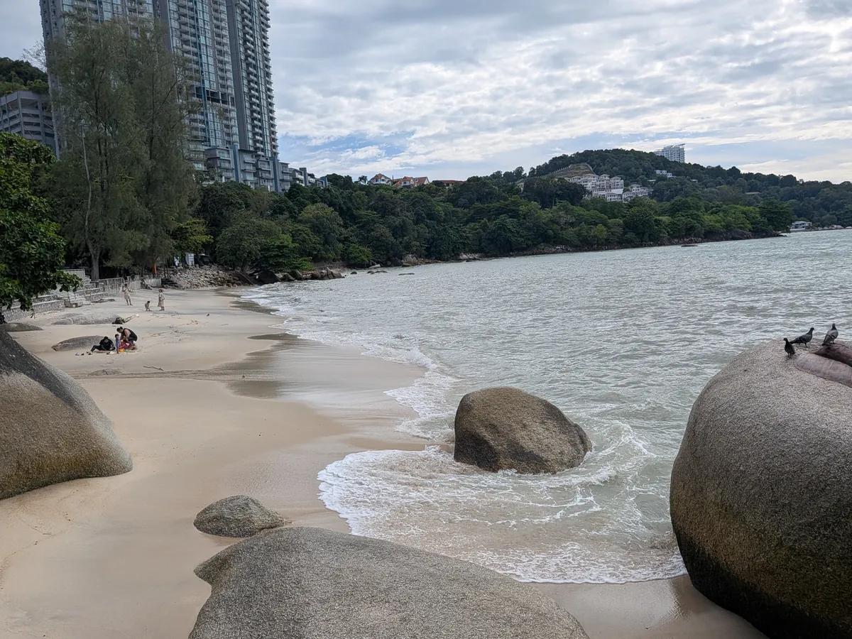ホテル前のビーチ。砂浜と大きな岩、その先に海