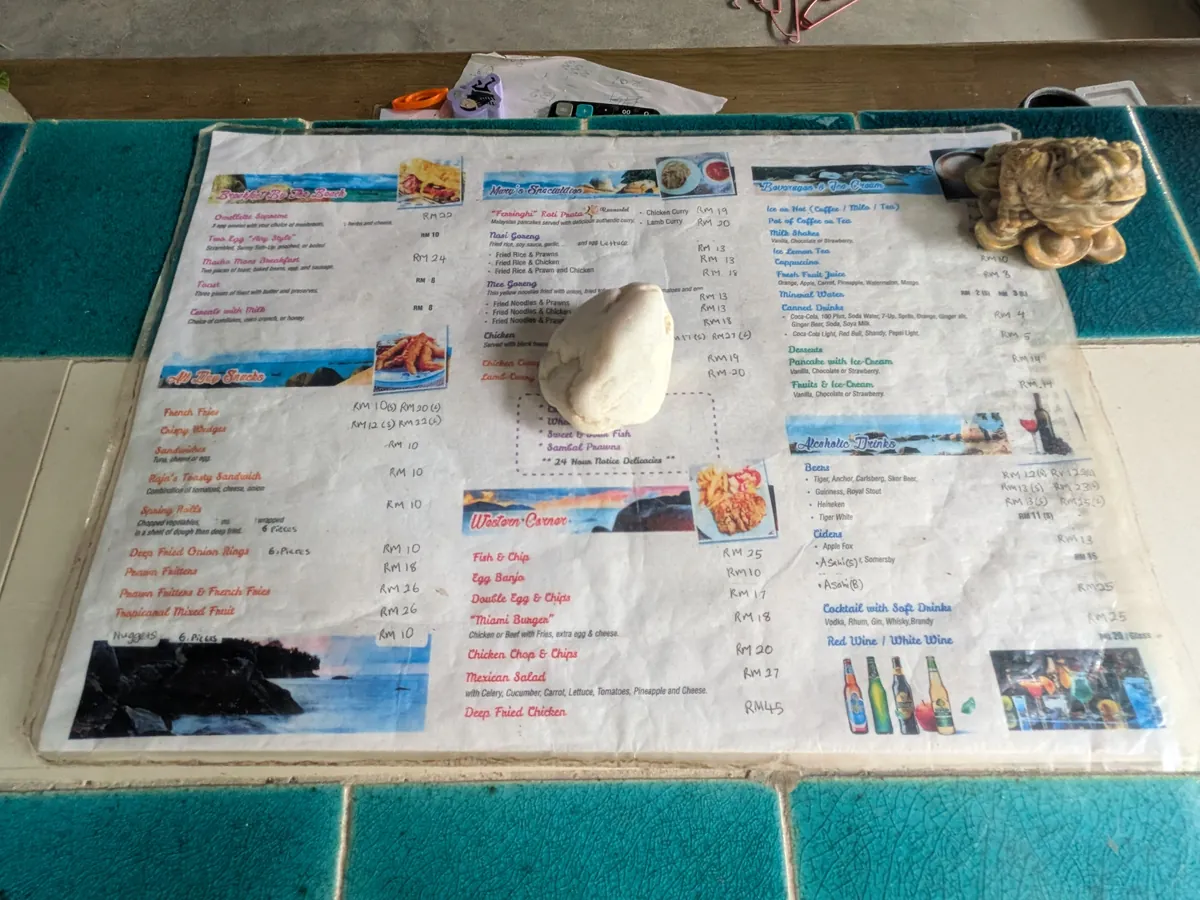 ビーチの海の家に掲げられたアクティビティの料金表