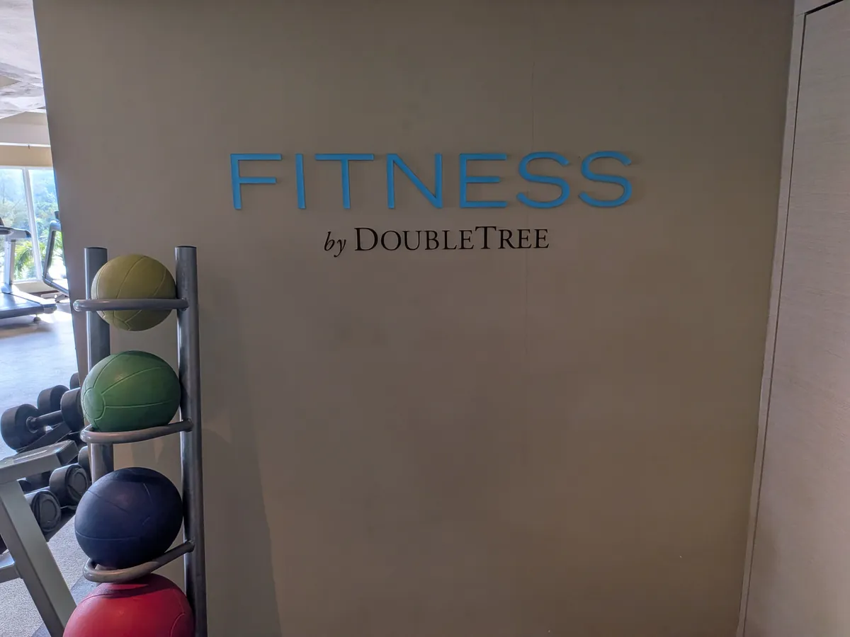FITNESS by DoubleTreeの看板とバランスボール