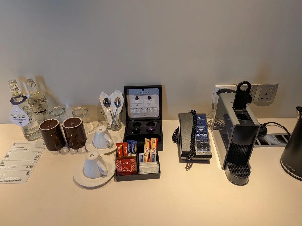 コーヒー・紅茶のセットと電気ケトル、電話
