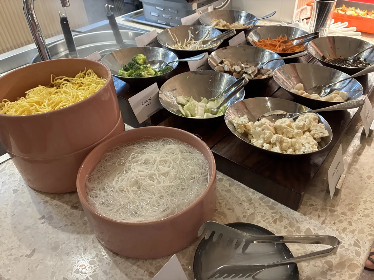 ヌードルバー。ビーフンや麺、具材が入った器が並んでいる