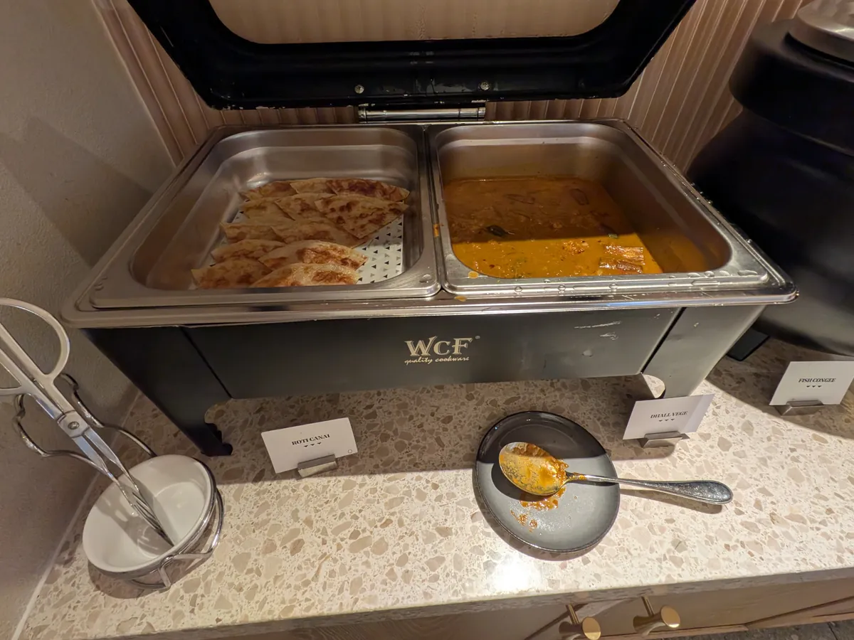 ホットミールのチェーフィングディッシュ。ライスとカレーが温められている