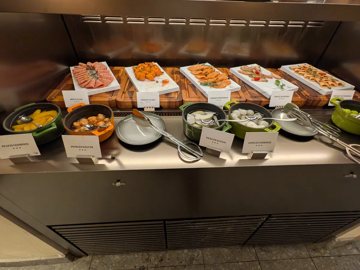 ずらりと並んだホットミールのバット。数種類の惣菜が用意されている