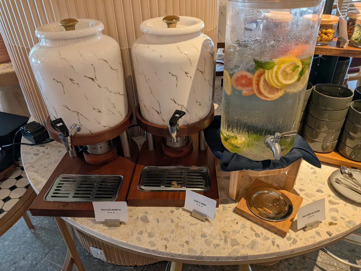 陶器のドリンクサーバー。水とフルーツを浮かべたインフューズドウォーターが並ぶ