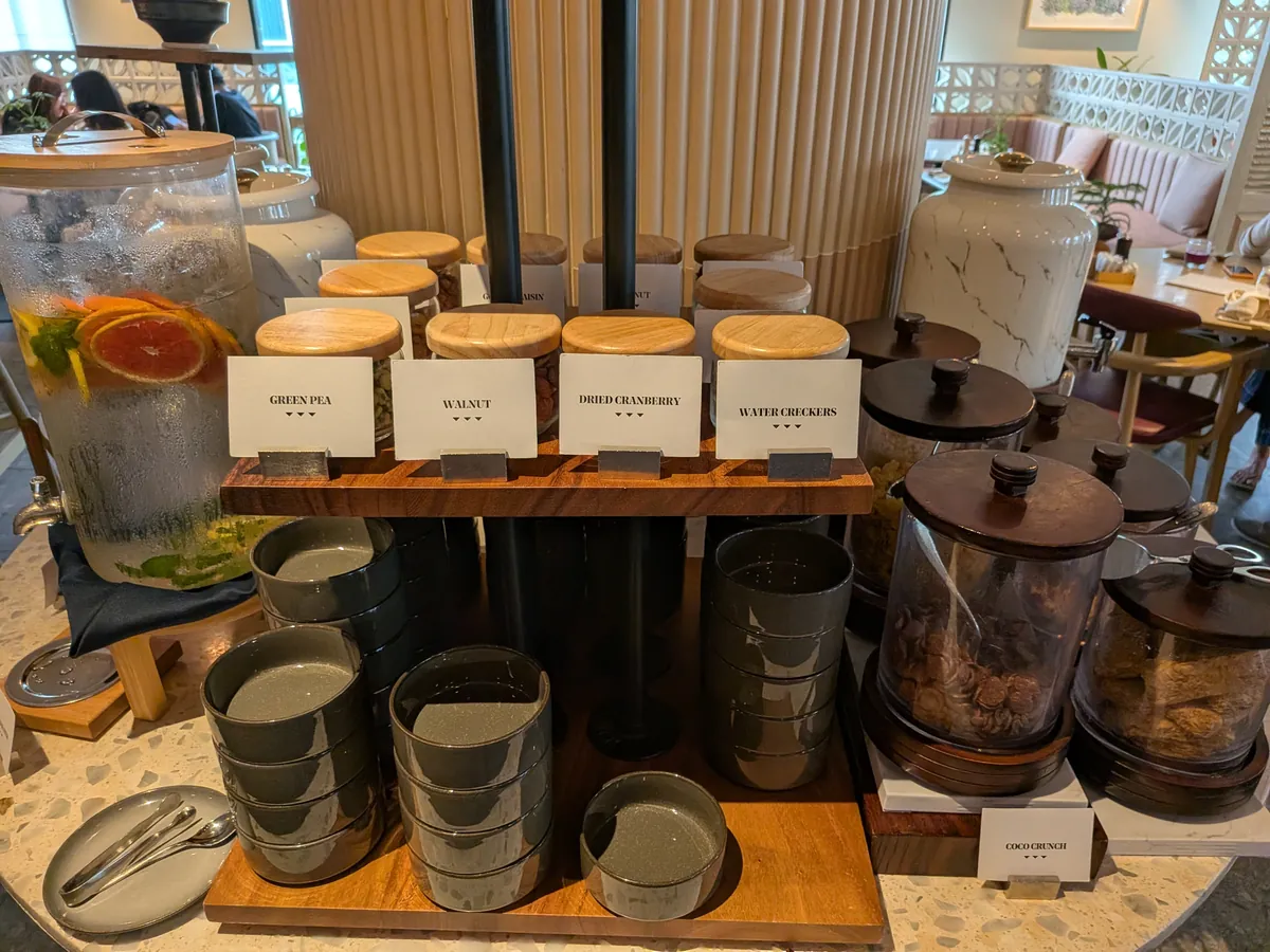 コーヒーのコーナー。フレンチプレスとカップ、豆の容器が並ぶ