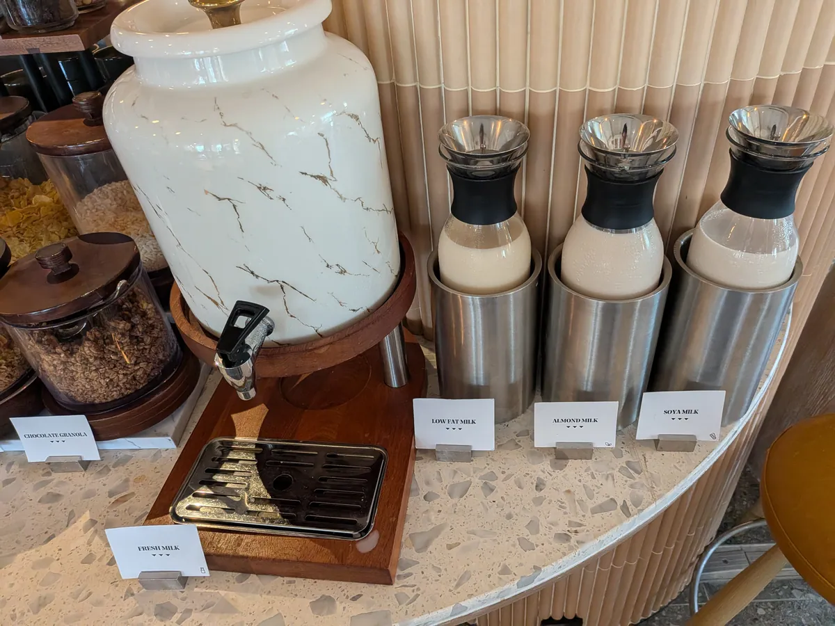 ミルクやジュースのディスペンサーが並んだドリンクコーナー