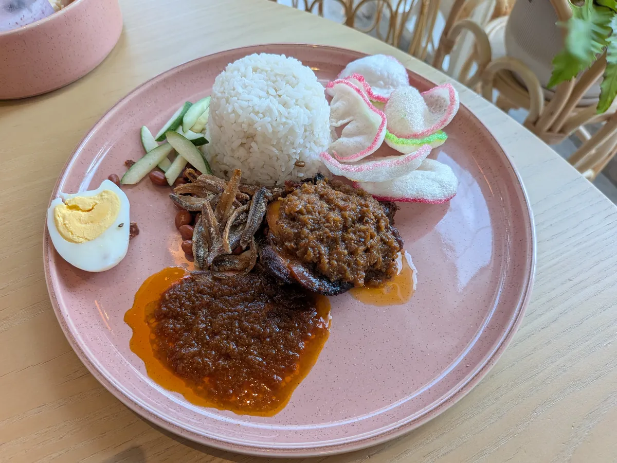 ローカルの朝食プレート。白ごはんに肉の煮込みとゆで卵、きゅうりが添えられている