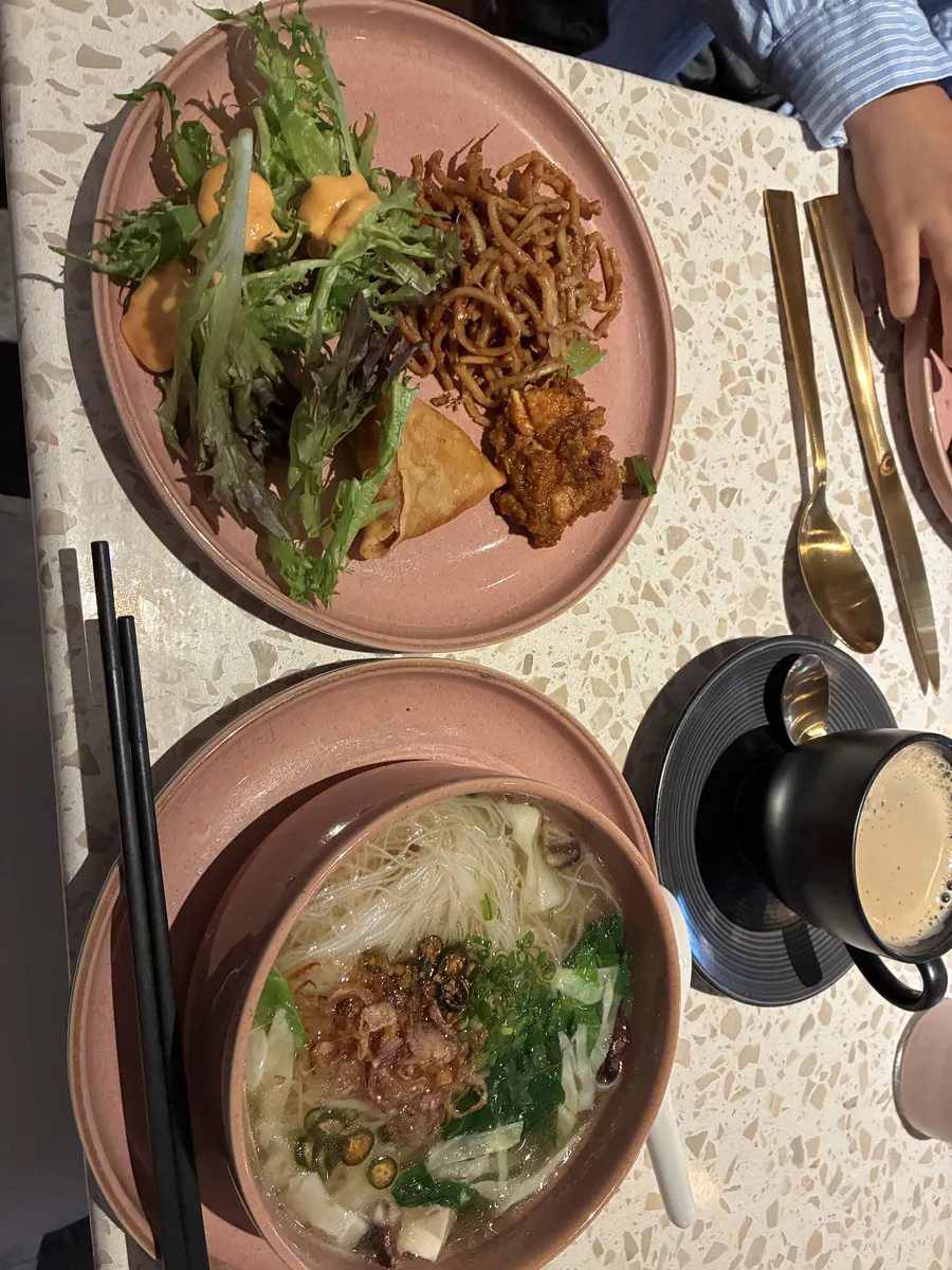 2日目の朝食テーブル。ミー・ゴレンと麺のスープが並ぶ