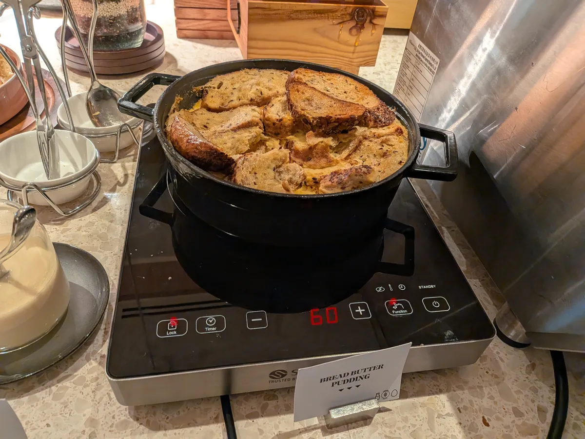 鋳物鍋の中で焼き上げられたパン。表面に焼き色がついている