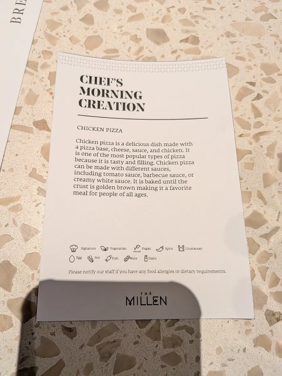 CHEF'S MORNING CREATIONと書かれたカード。その日の限定メニューとしてチキンピザが紹介されている