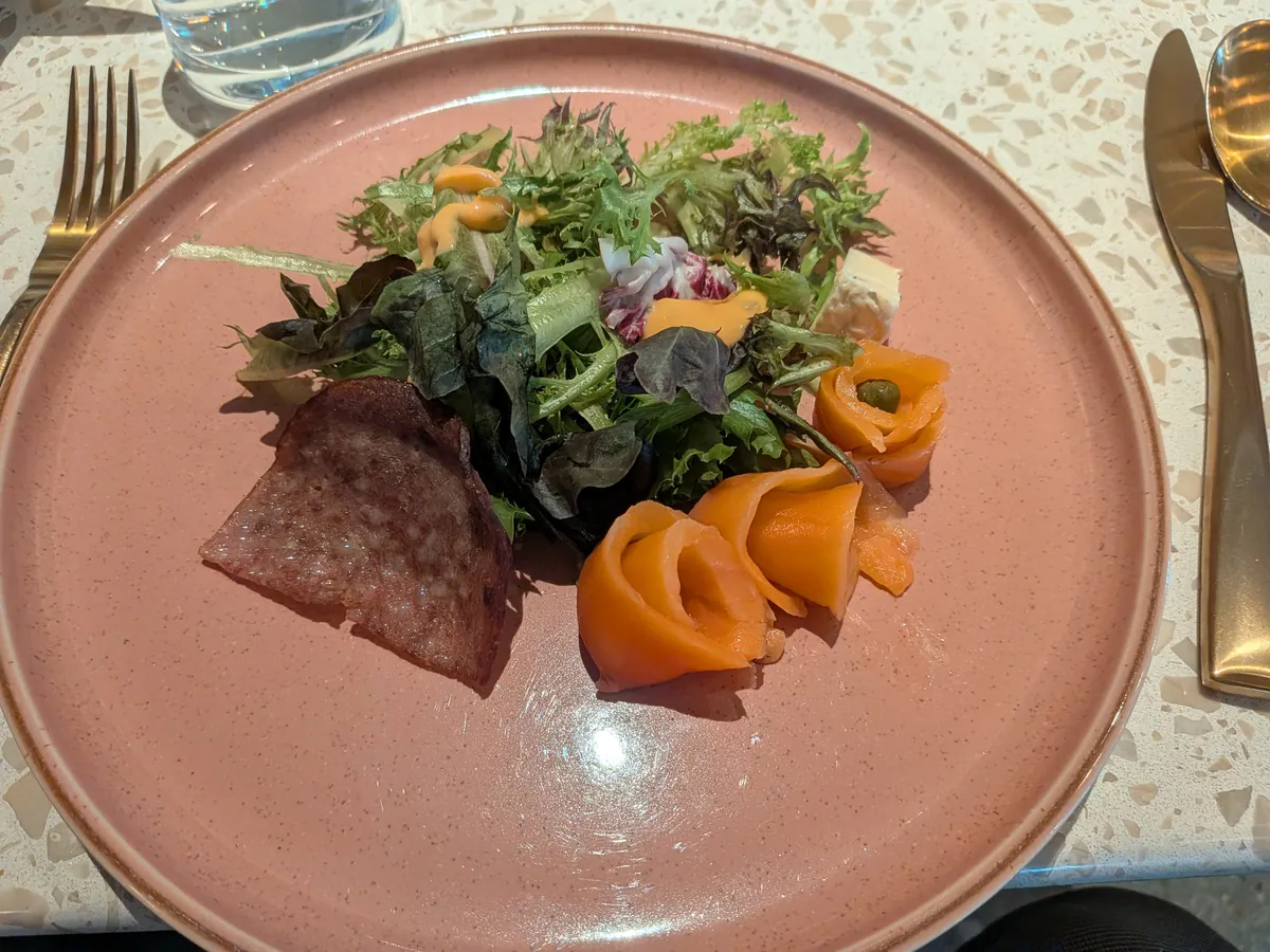 ハムと生野菜、オレンジ色の野菜を盛り合わせた皿