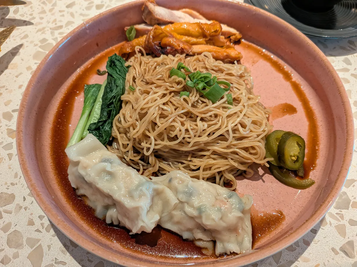 細麺と青菜、餃子を盛り合わせた一皿