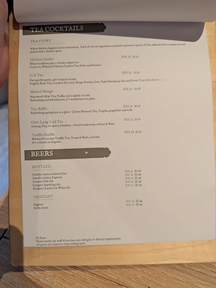 ドリンクメニュー。ティーカクテルとビールのページ