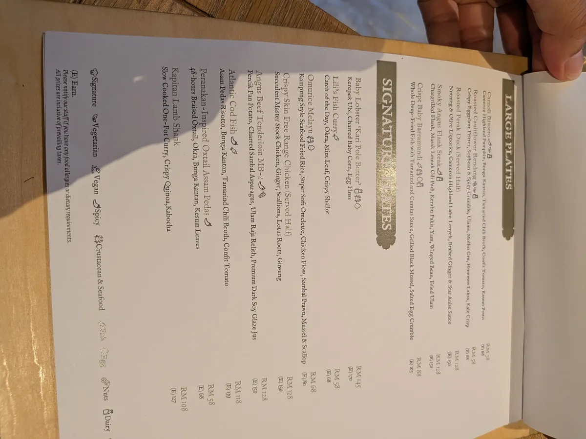 開いたディナーメニュー。シグネチャー料理のページ