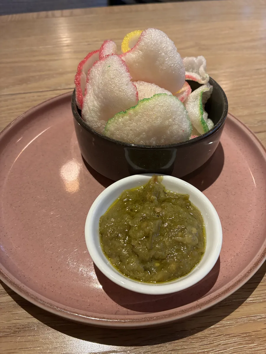 色鮮やかなえびせんべいと、グリーンのサンバルの小鉢