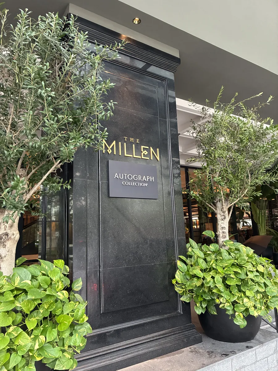 ザ・ミレン・ペナンのエントランス。THE MILLEN AUTOGRAPH COLLECTIONのサインとオリーブの木