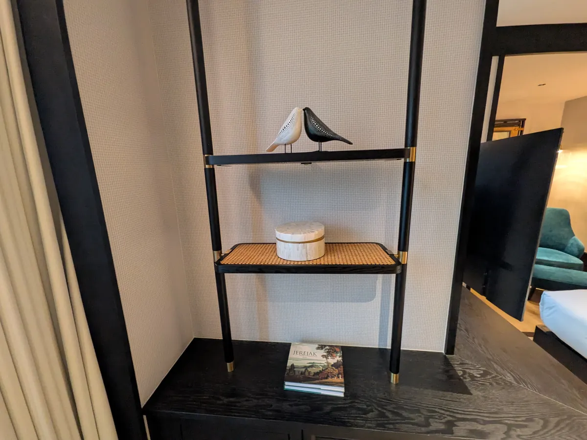 客室のシェルフに置かれた鳥のオブジェと本
