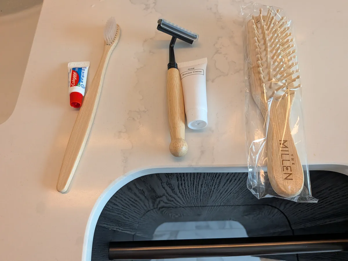 木製の歯ブラシ、カミソリ、ヘアブラシのアメニティセット