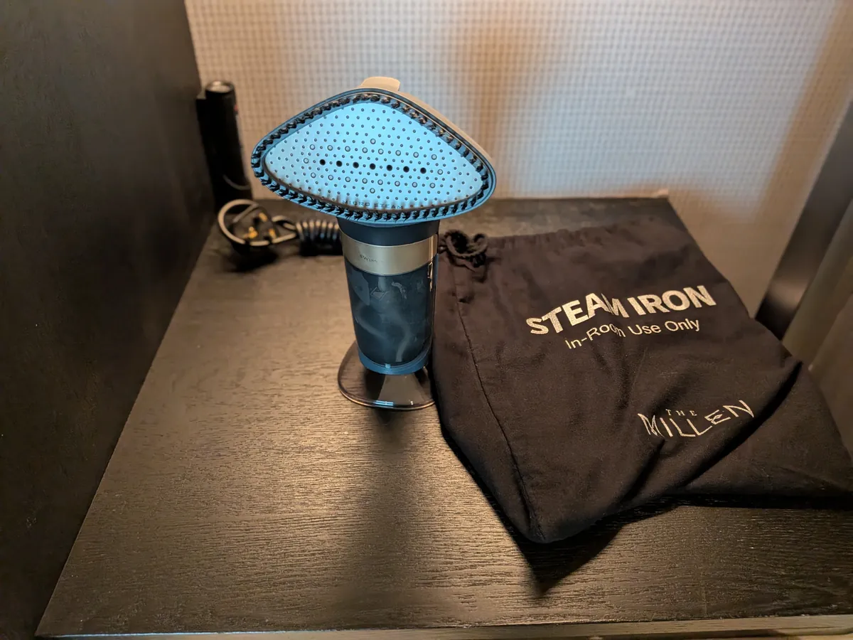 THE MILLENのポーチに入ったスチームアイロン