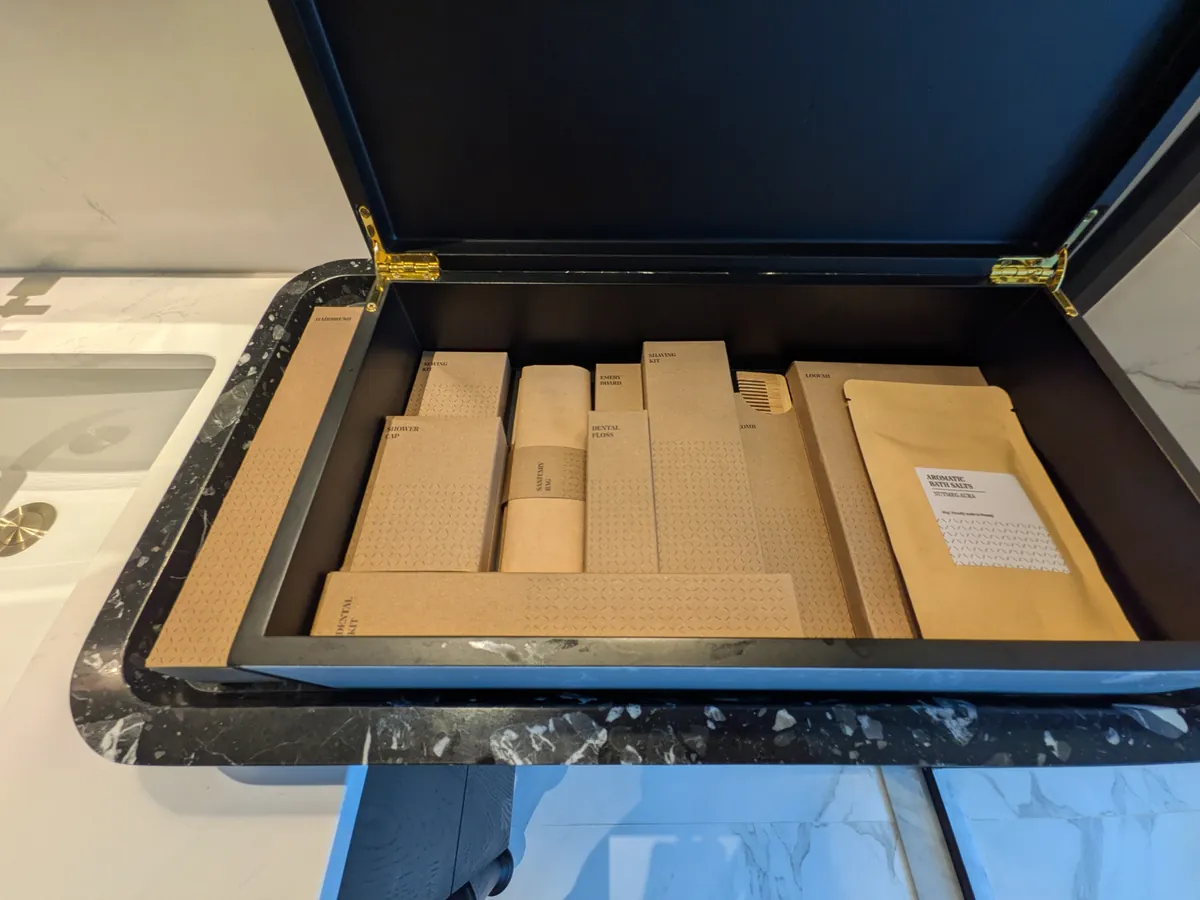 引き出しを開けたところ。便箋やフォルダなどの備品が整然と並んでいる