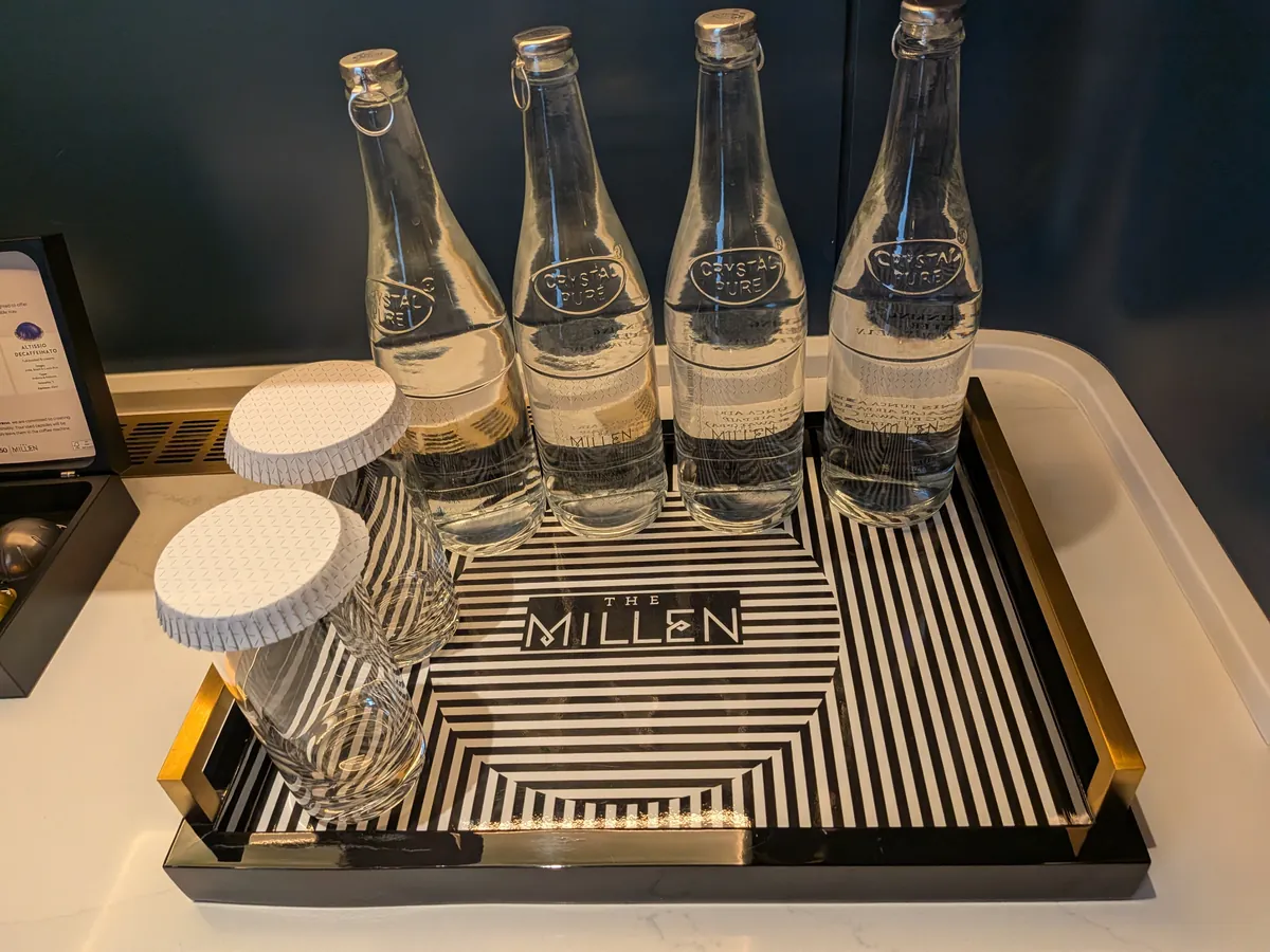THE MILLENのトレイに並んだ4本のミネラルウォーターのボトル