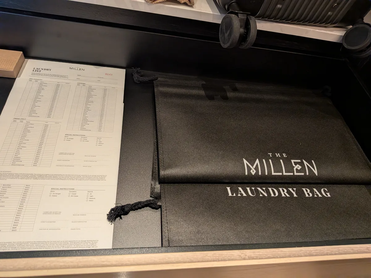 THE MILLENのロゴ入りランドリーバッグと洗濯伝票