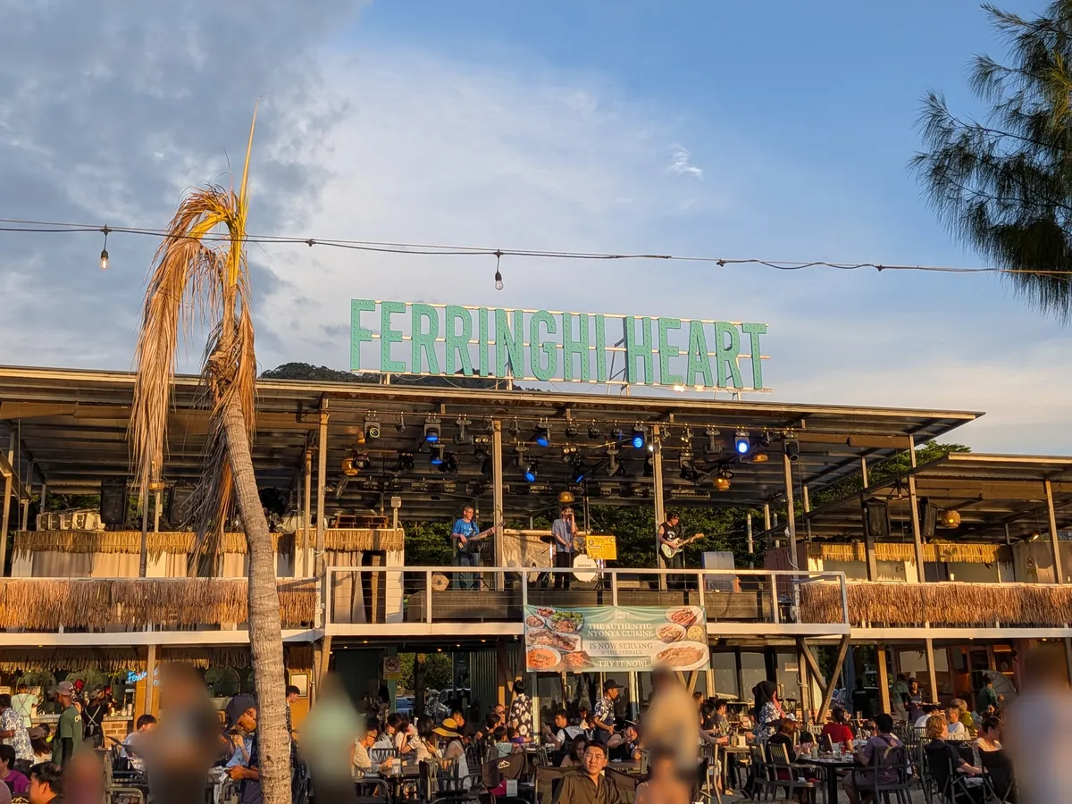 ビーチ沿いのレストラン。FERRINGHI HEARTの看板とステージ