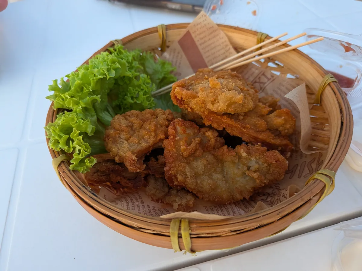 タイ風のフライドチキンの盛り合わせ