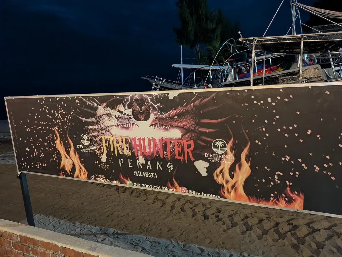 FIRE HUNTER PENANGと書かれたビーチの看板