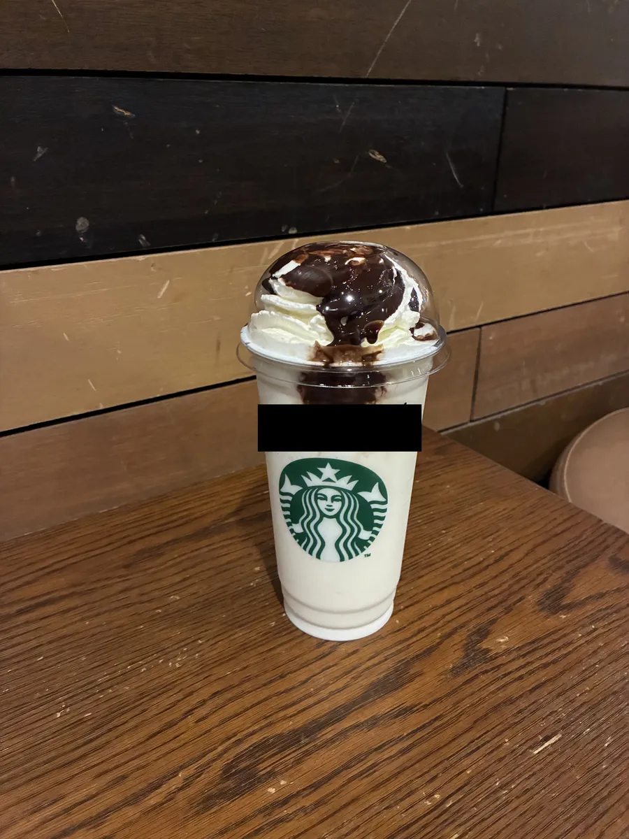 スターバックスのフラペチーノ。ホイップとチョコレートソースがのっている