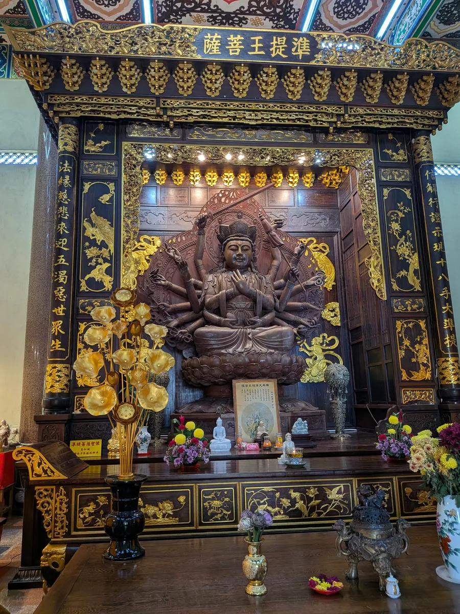 準提菩薩を祀るお堂。木彫の千手の像が黒と金の厨子に納められている