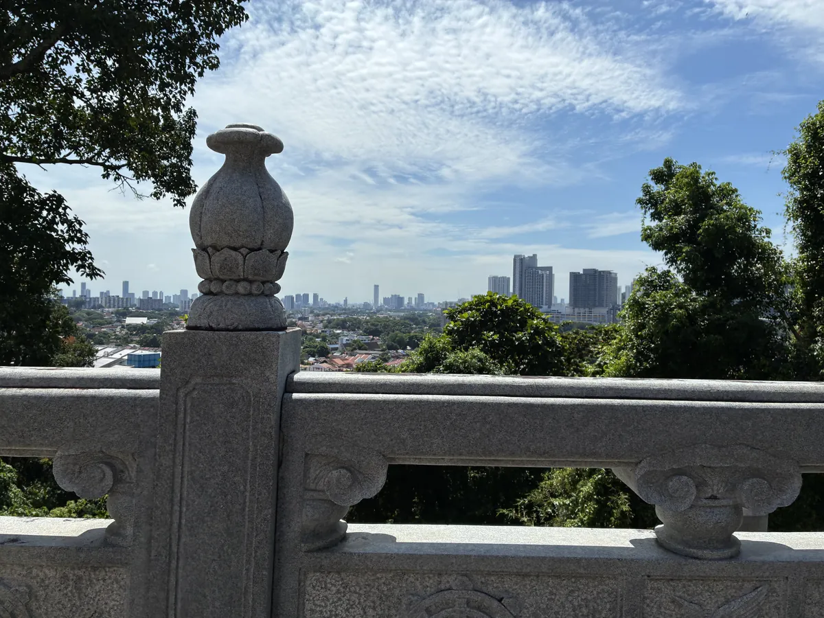 石の欄干の向こうに広がるジョージタウンの街と海