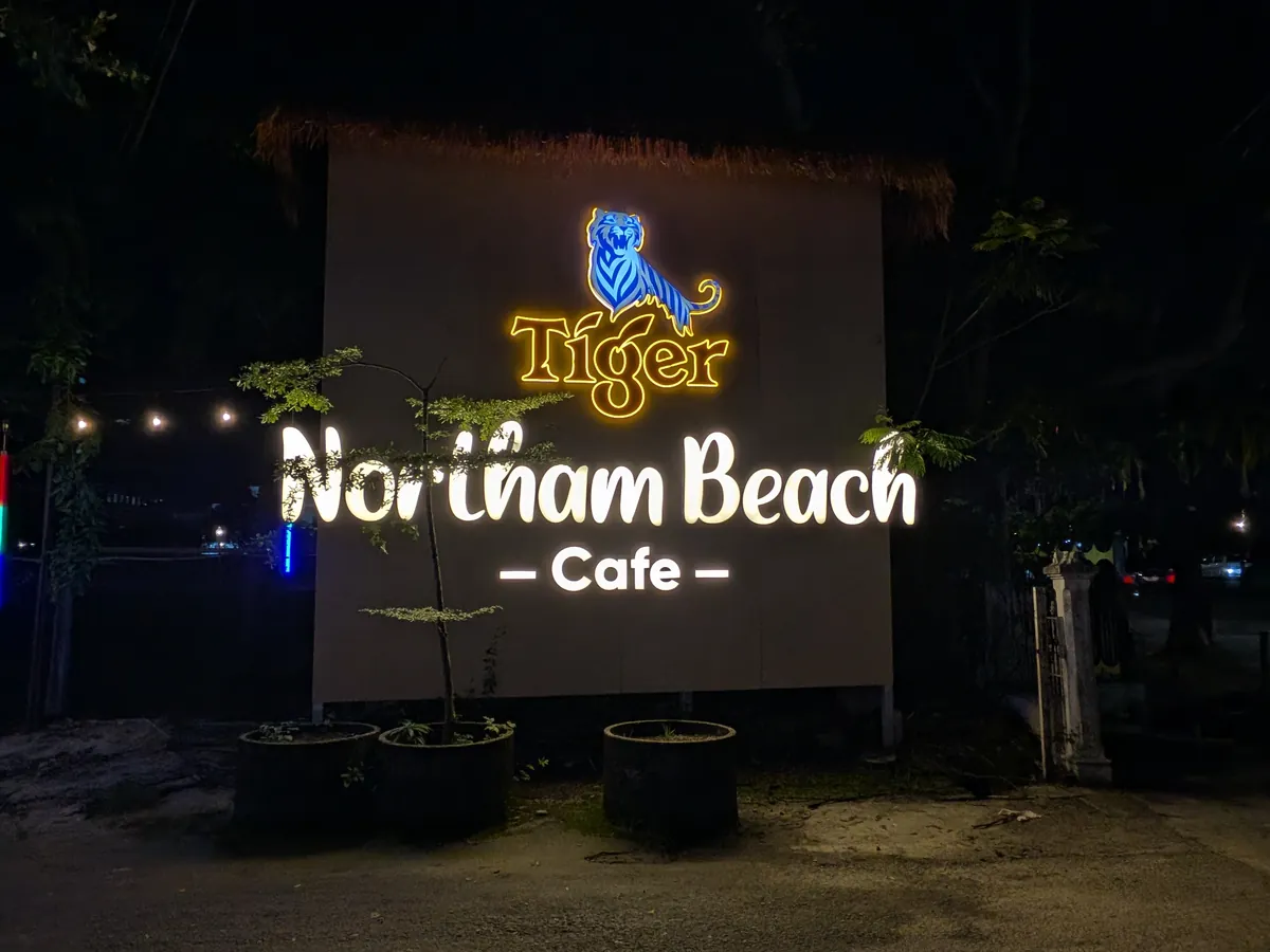 暗闇に浮かぶTiger Northam Beach Cafeの看板