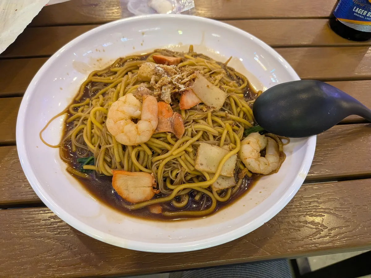 ペナン風ホッケンミー。黄色い中華麺にエビと厚揚げ、スープが張られている