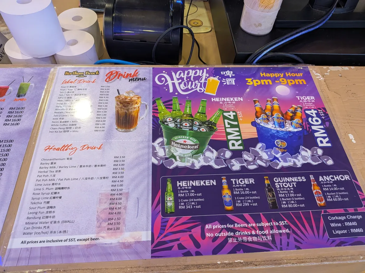 テーブルのドリンクメニュー。Happy Hour 3pm-8pmの表示とビールの銘柄が並ぶ