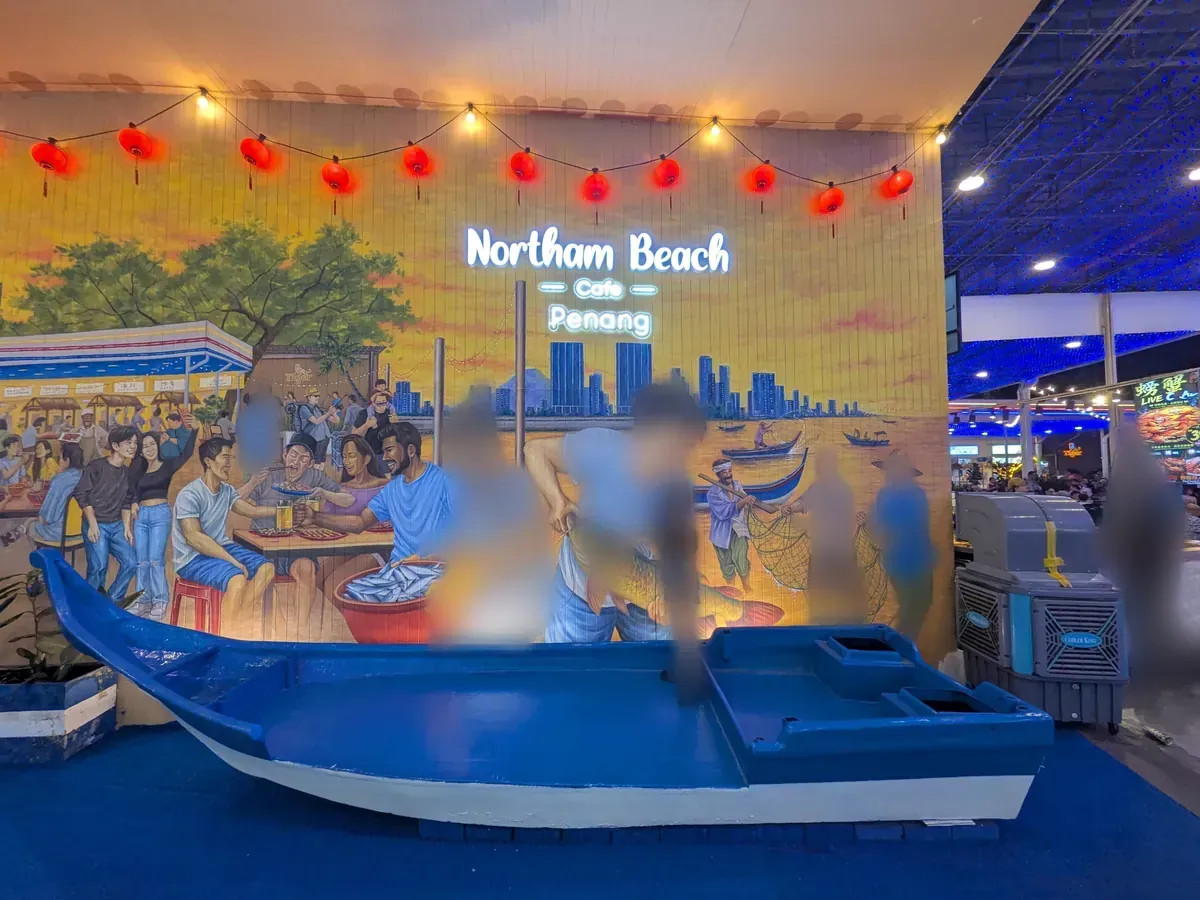 Northam Beach Cafe Penangの壁画と、写真が撮れる青いボート