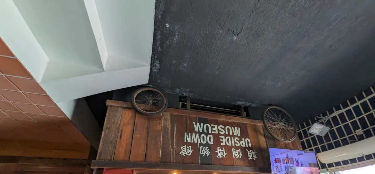 受付の上に掲げられた上下逆さまのUPSIDE DOWN MUSEUMの看板