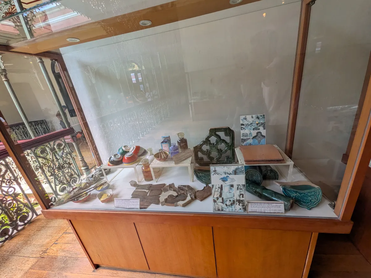 館内の展示ケース。刺繍の靴や陶片、ビーズ細工などの品が並べられている