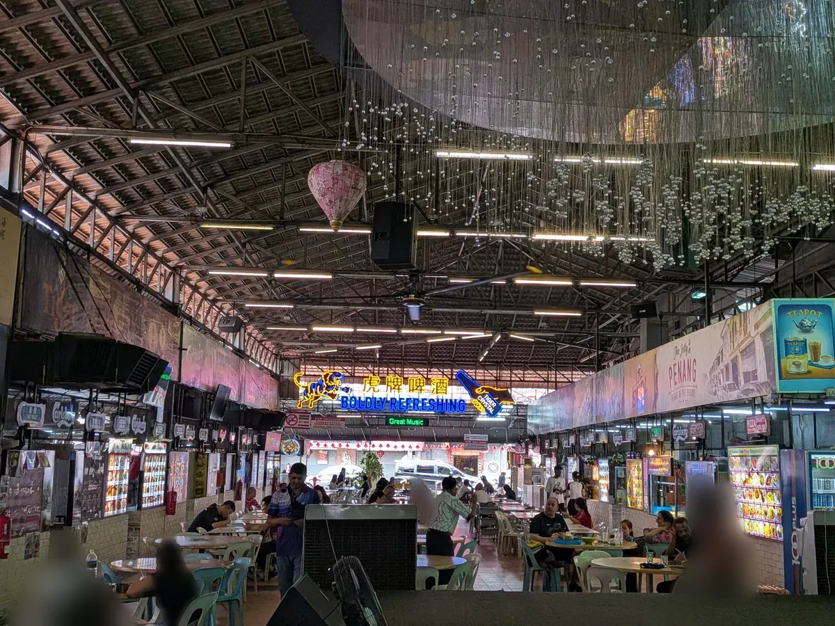 参道に並ぶ土産物屋のアーケード