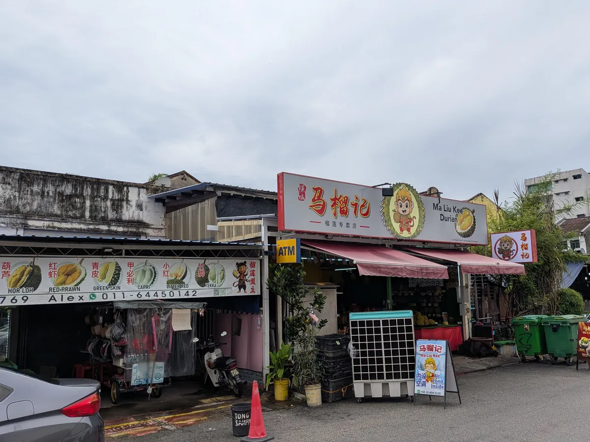 桟橋入口の通り沿いに並ぶ食堂と商店