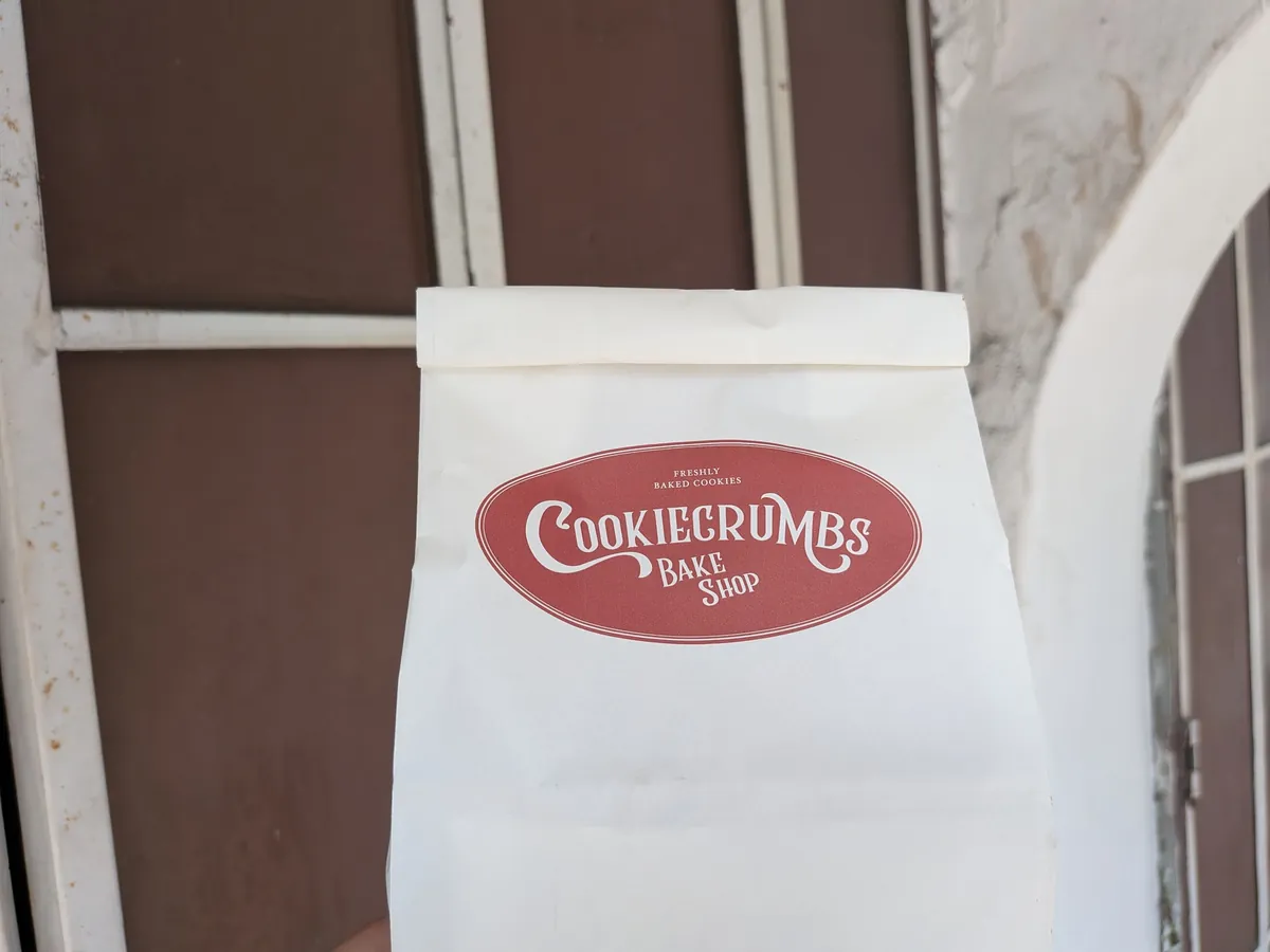 CookieCrumbs Bake Shopのロゴが入った白い紙袋。テイクアウトした状態