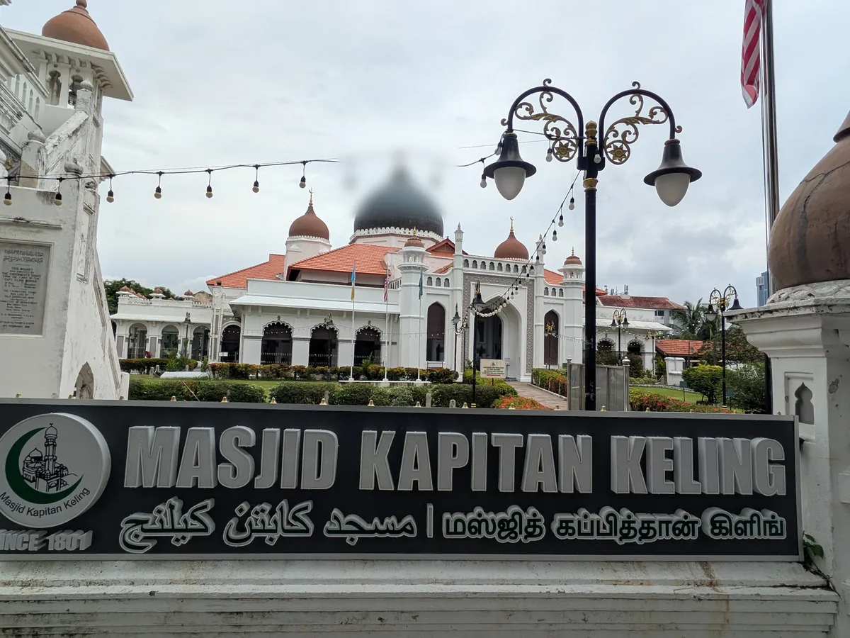 MASJID KAPITAN KELINGの看板。ローマ字・アラビア文字・タミル文字が併記されている