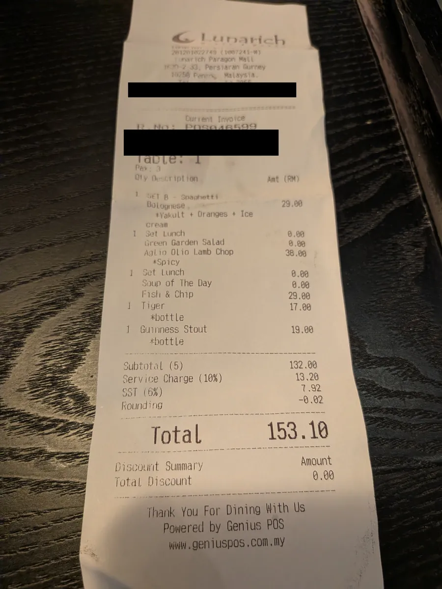 ルナリッチの会計伝票。キッズセットB、セットランチ2組、タイガーとギネス、サービス料10%とSST6%を経て合計RM153.10。日付と伝票番号は黒塗り済み