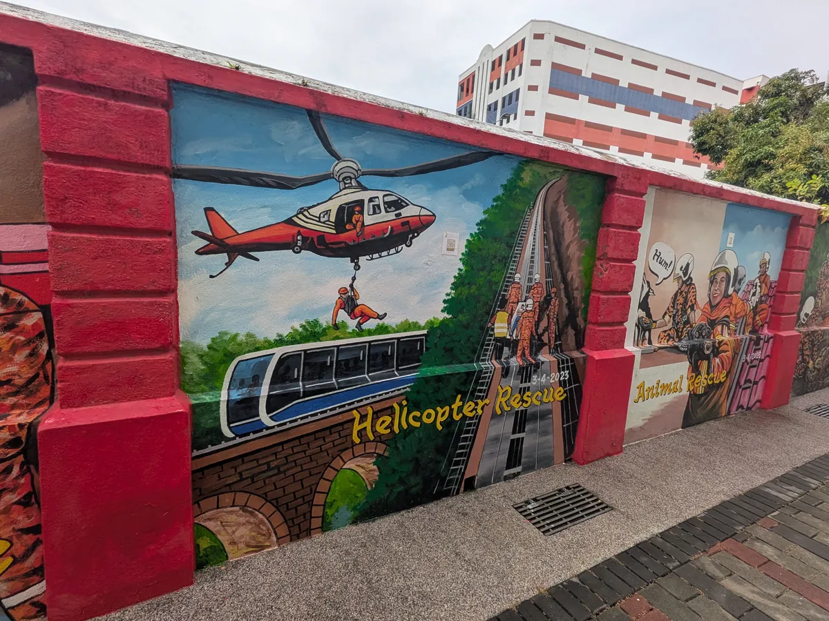 中央消防署脇の壁画Helicopter RescueとAnimal Rescue。ヘリコプターからの降下救助と登山電車が描かれている