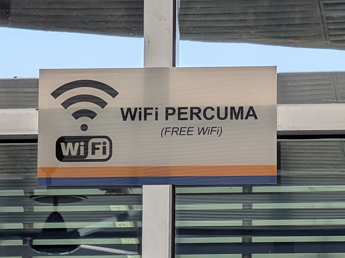 WiFi PERCUMA(FREE WiFi)と書かれた無料Wi-Fiの案内表示