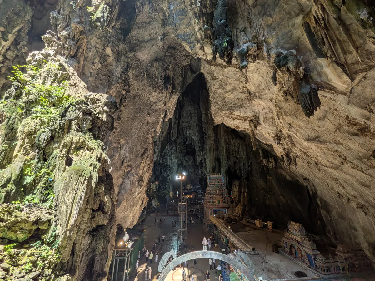 バトゥ洞窟のテンプル・ケイブ内部の広大な空間と奥の祠