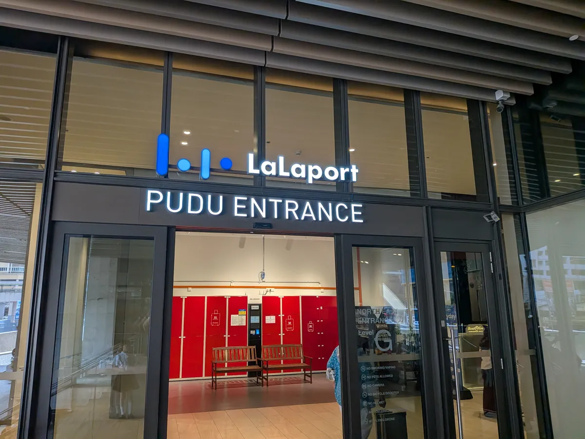ららぽーとBBCCのPUDU ENTRANCE入口。LaLaportのロゴが掲げられている